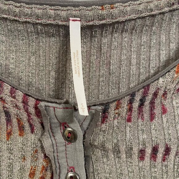 Free People Layer Me Henley Gray Floral Size S - Picture 4 of 9